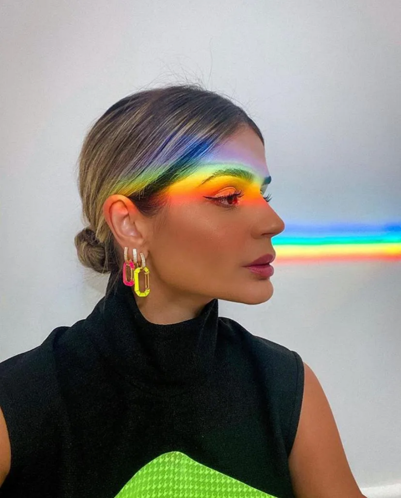 Thássia Neves usando Acessórios em Neon: Brinco Argolas