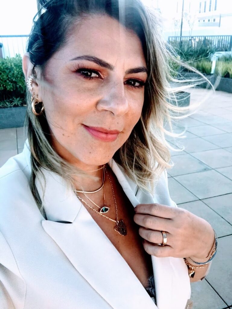 O “Blog da Sofie” fala, há algum tempo, sobre peças versáteis na hora de compor o look: aquela combinação curinga entre neckless e bracelete, o anel chamando o olhar para os brincos, dando o aspecto de completude e sem se esforçar muito? Então, é disso que vamos tratar, hoje.