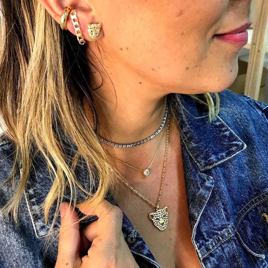 O “Blog da Sofie” fala, há algum tempo, sobre peças versáteis na hora de compor o look: aquela combinação curinga entre neckless e bracelete, o anel chamando o olhar para os brincos, dando o aspecto de completude e sem se esforçar muito? Então, é disso que vamos tratar, hoje.