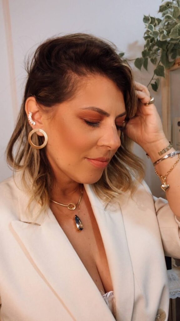 O “Blog da Sofie” fala, há algum tempo, sobre peças versáteis na hora de compor o look: aquela combinação curinga entre neckless e bracelete, o anel chamando o olhar para os brincos, dando o aspecto de completude e sem se esforçar muito? Então, é disso que vamos tratar, hoje.