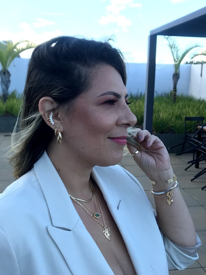 O “Blog da Sofie” fala, há algum tempo, sobre peças versáteis na hora de compor o look: aquela combinação curinga entre neckless e bracelete, o anel chamando o olhar para os brincos, dando o aspecto de completude e sem se esforçar muito? Então, é disso que vamos tratar, hoje.